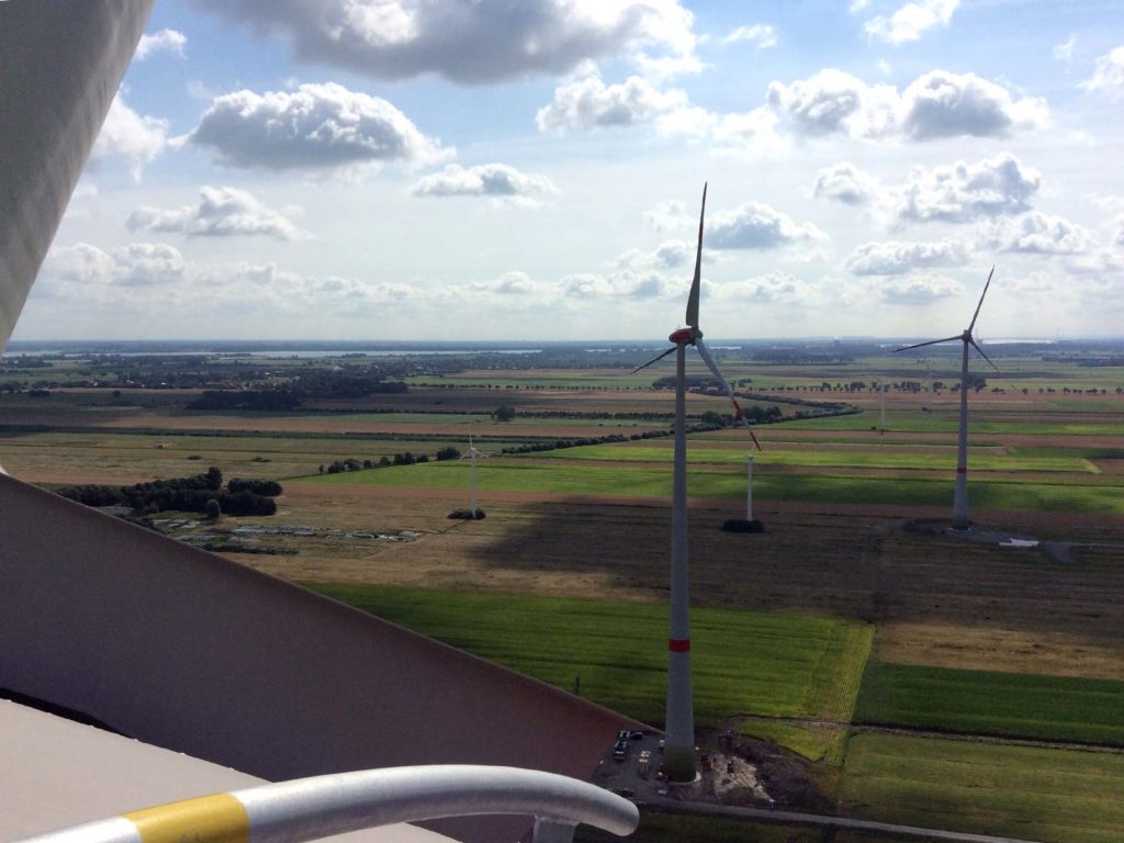 Blick von einer Windkraftanlage auf eine zweite.