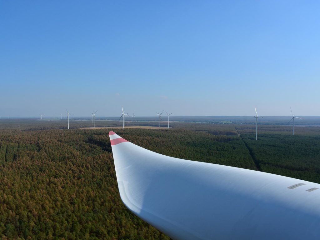 Blick auf Rotorenblatt einer Windkraftanlage.